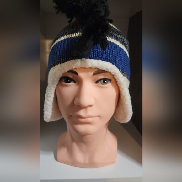 BNWOT Toronto Maple Leafs Reebok Mohawk Toque - Picture 1 of 5